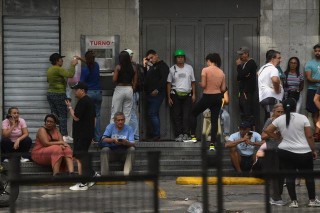 第1现场｜遭袭后的委内瑞拉：药店排队、油站关闭、民众集会抗议