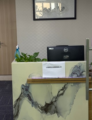 梅向荣自首，其妹梅亚萍“代理人”现身接待点，传达两套偿付方案！实探上海办公地：大批员工也深陷投资泥潭