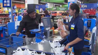 “我会盯着你”！沃尔玛将涨价，特朗普破防：怎么能怪关税，你赚了几十亿该吞下关税！更多美企加入涨价行列