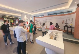 宇通重工特种装备事业部一行走进赊店酒乡小镇