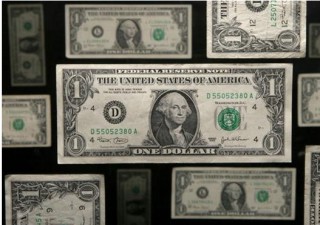 如何实施期权的持续卖出策略？这一策略的风险如何控制？