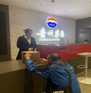 飞天茅台登陆i茅台第二日，门店提货消费者络绎不绝