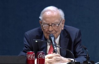 直击2025年巴菲特股东大会：贸易不应成为武器 市场波动实属常态 突然宣布年底卸任CEO