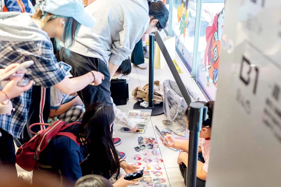 炒股不如“炒谷”?一块“吧唧”被炒到7万元,谁在为谷子经济买单? 第2张 炒股不如“炒谷”?一块“吧唧”被炒到7万元,谁在为谷子经济买单? 第2张