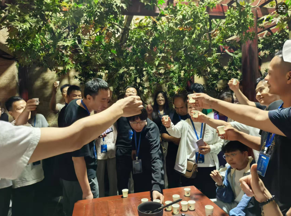 宇通重工特种装备事业部一行走进赊店酒乡小镇  第4张