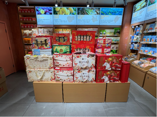 1672克“坚果礼盒”只有16%坚果!良品铺子被曝礼盒“掺水”,门店两年关闭上千家 第3张 1672克“坚果礼盒”只有16%坚果!良品铺子被曝礼盒“掺水”,门店两年关闭上千家 第3张