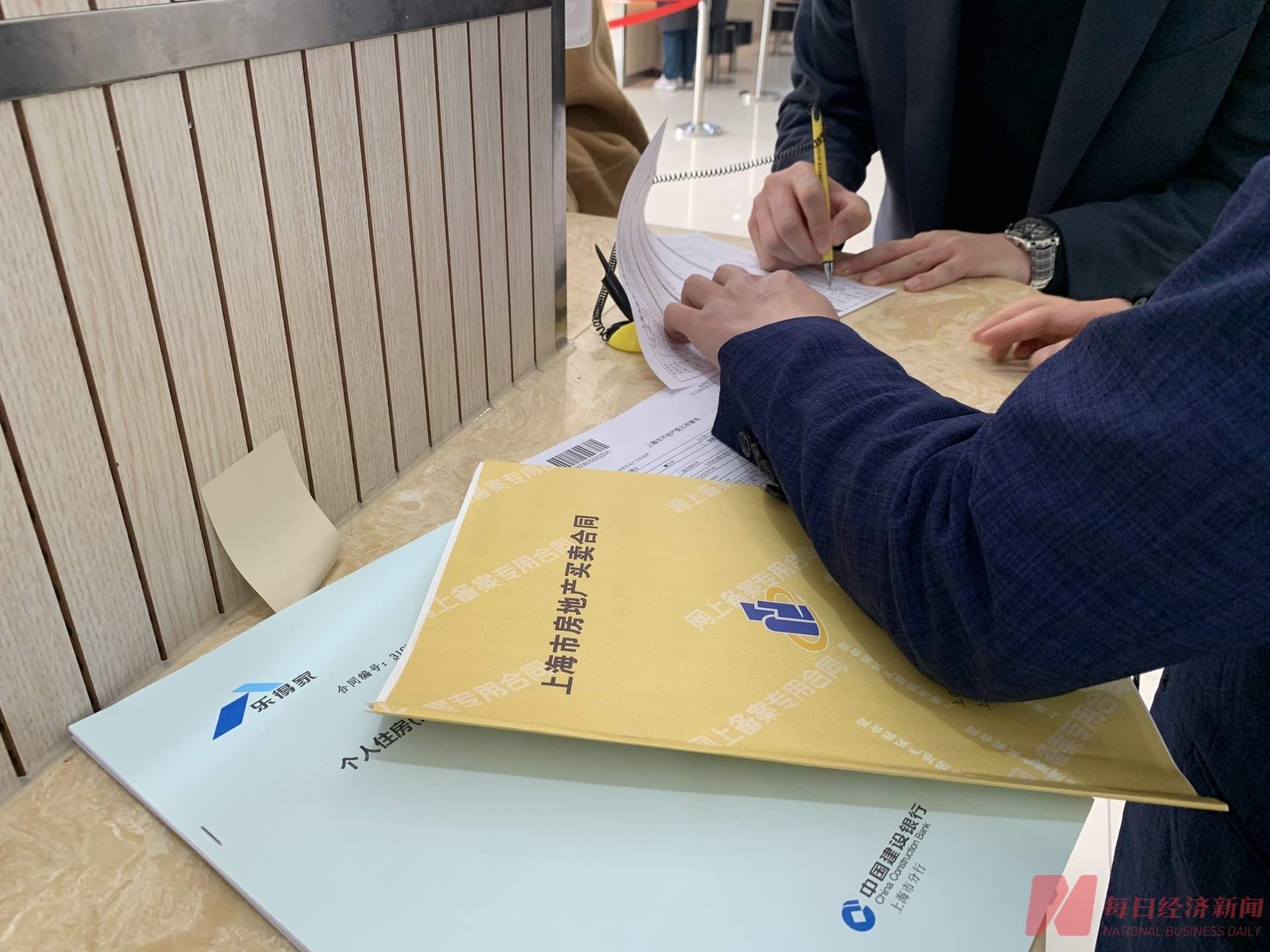 上海二手房交易中心乌泱泱挤满人,感受楼市“小阳春”|新春走基层 第1张 上海二手房交易中心乌泱泱挤满人,感受楼市“小阳春”|新春走基层 第1张